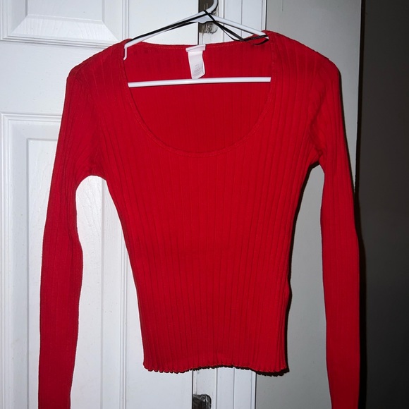 SOLD ๐๏ธ Red H&M Basic Ribbed Tee - Picture 4 of 7
